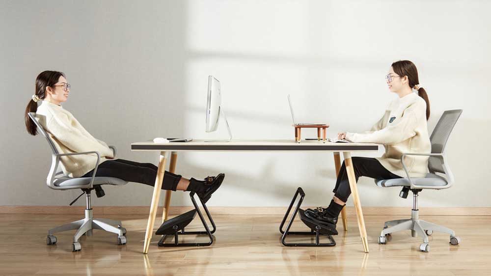 Dvě ženy u pracovního stolu s podstavci pod nohy POWERTON_02