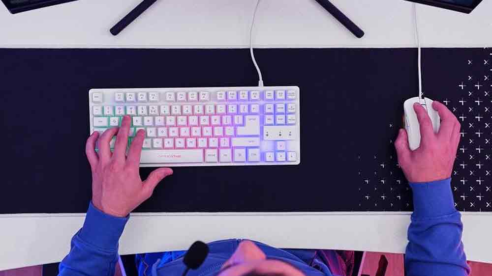 Hráč sediaci pri hernom stole Trust GXT 709W s myšou a klávesnicou v rukách_02