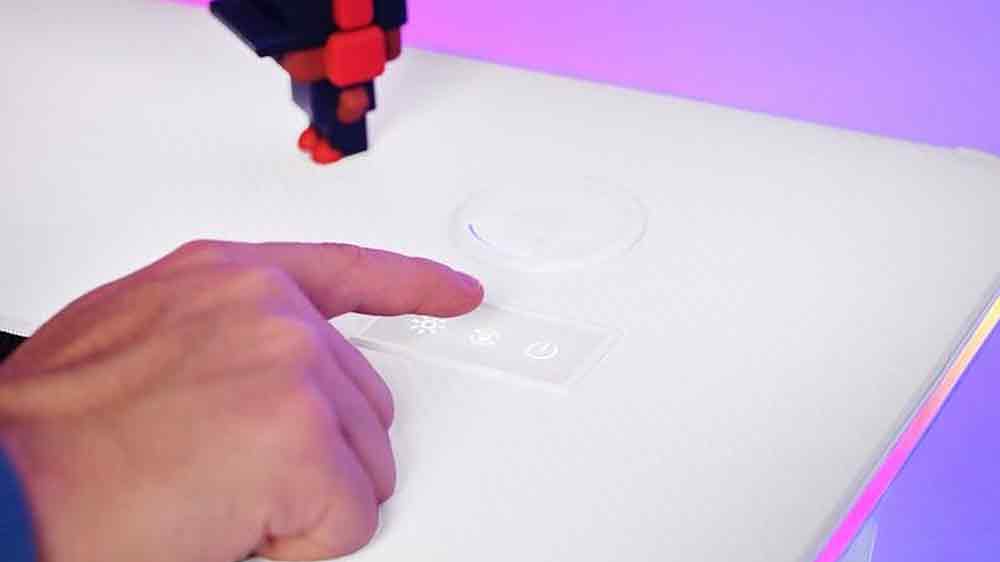 Človek ovládajúci osvetlenie herného stolu GXT 709W_03