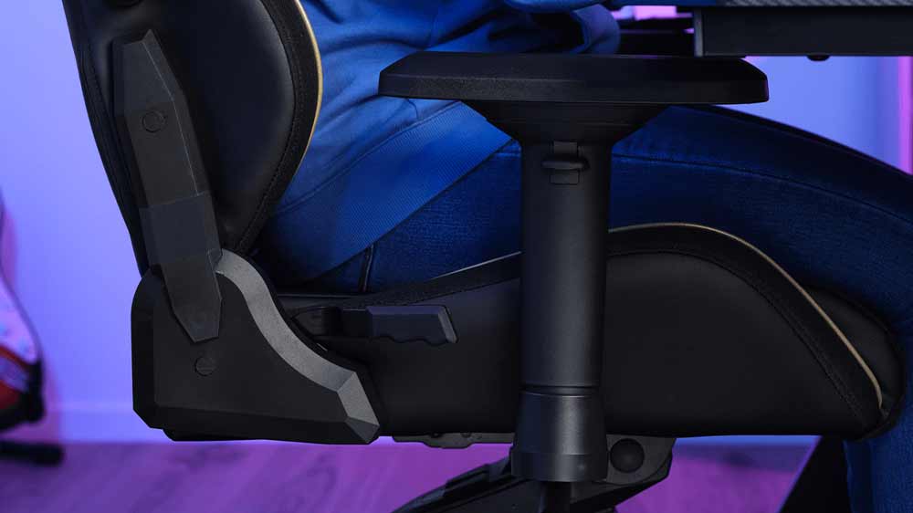 Boční záběr na osobu na židli Trust GXT 721 Ruya Pro Premium_03