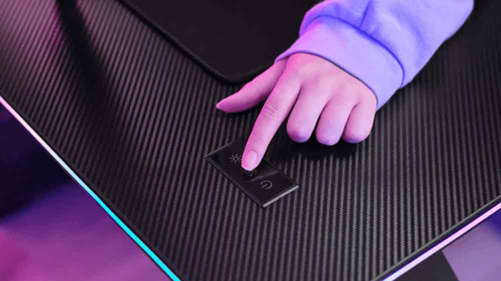 Člověk ovl&aacute;daj&iacute;c&iacute; osvětlen&iacute; hern&iacute;ho stolu GXT 710_03