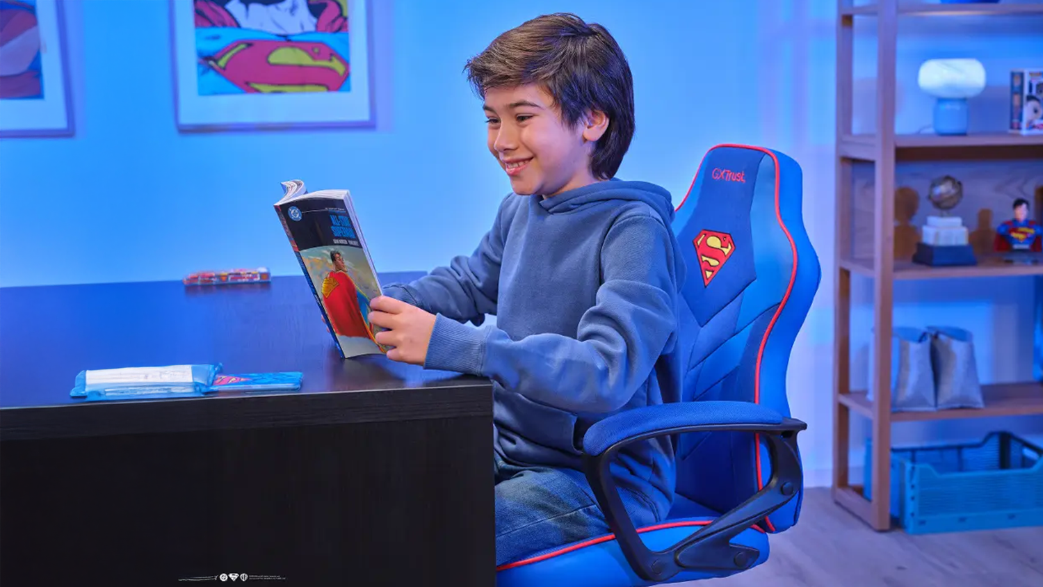 Chlapec sed&iacute; na hernej stoličke Trust GXT 703SM Revvo Kids