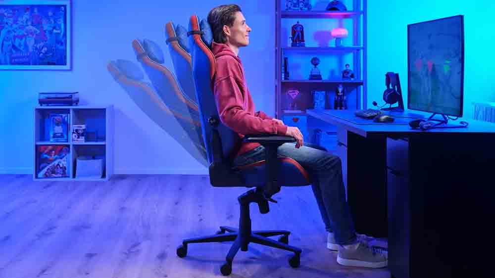 Muž sedící na židli Trust GXT 721SM Ruya Pro s vizualizací sklápění opěradla_03