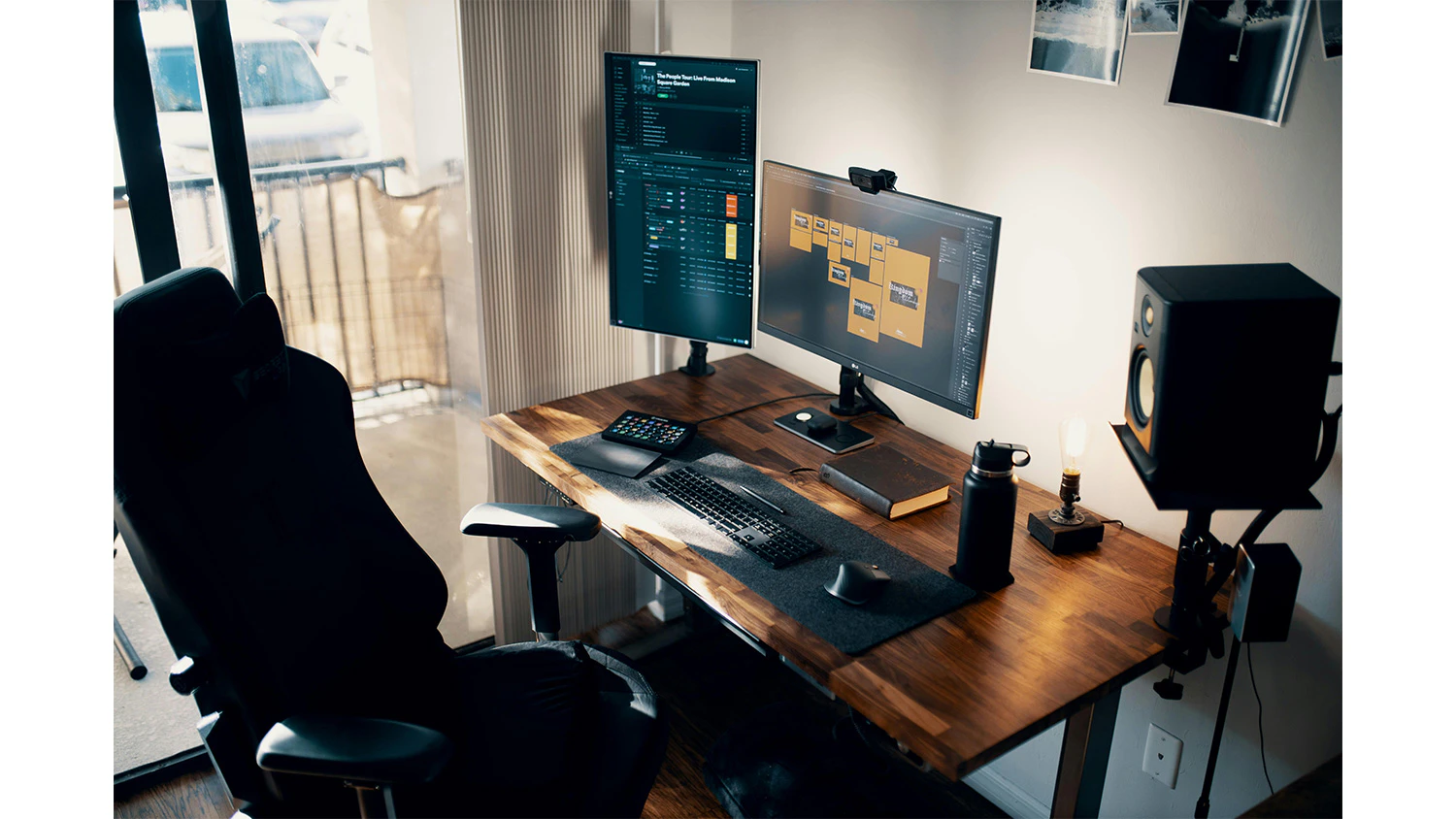 Poč&iacute;tačov&yacute; kout se dvěma obrazovkami na dřevěn&eacute;m stole