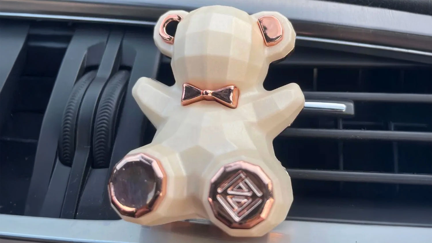 Osviežovač vzduchu Vinove Vibear v mriežke ventilácie