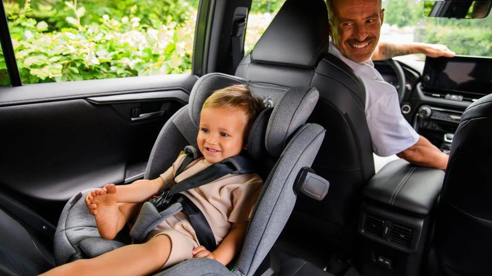 Šťastné dítě sedící v autosedačce Momi EMI i-Size_02