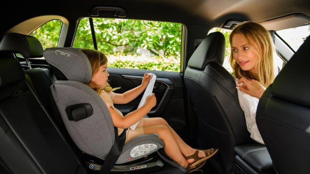 Holčička v autosedačce Momi EMI i-Size_03