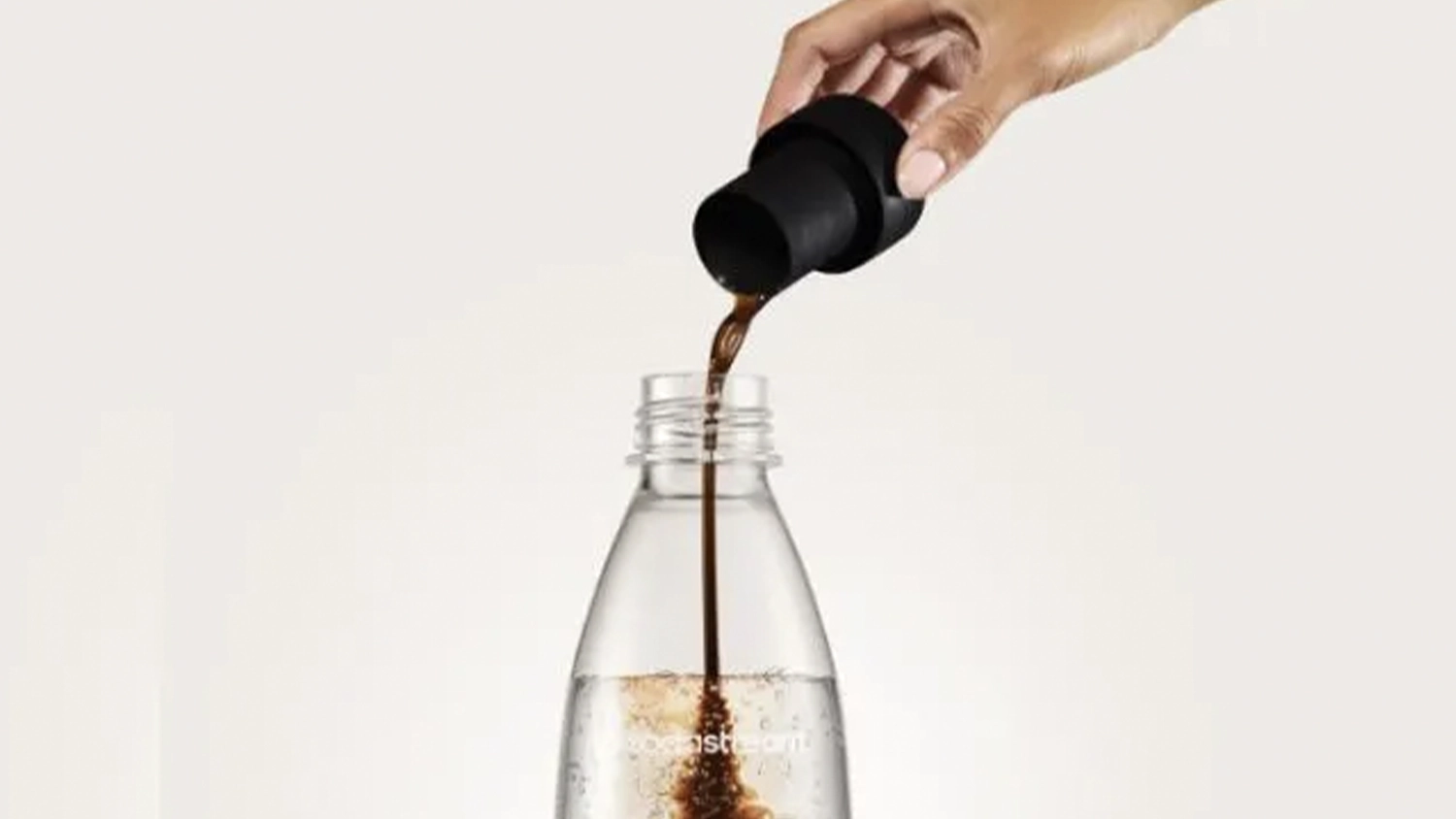 Dávkovanie sirupu SodaStream pomocou viečka