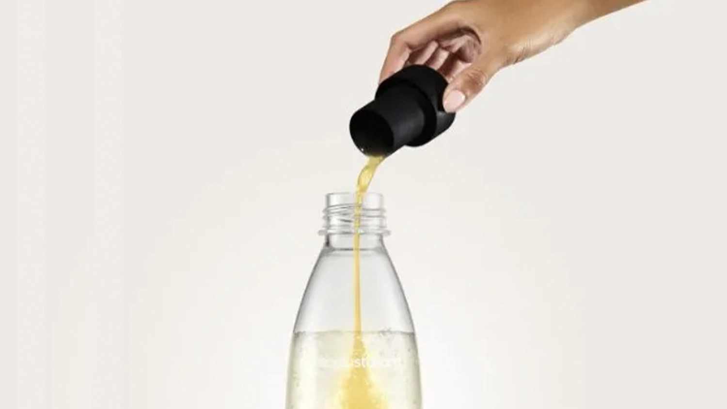 Dávkovanie sirupu SodaStream pomocou viečka