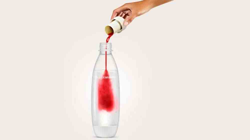 Lit&iacute; sirupu Malina do lahve Sodastream s perlivou vodou_03