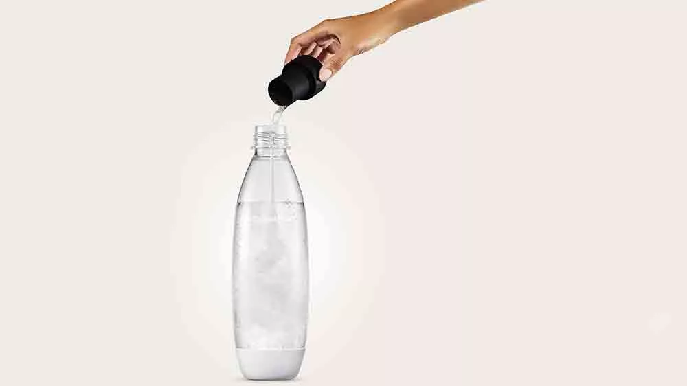 Liatie sirupu Bezinka Zero do fľaše Sodastream s perlivou vodou_03
