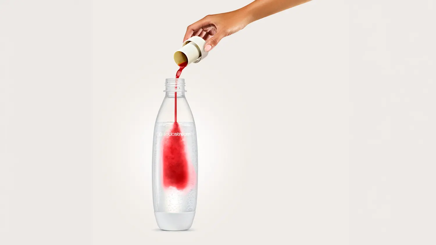 Nalievanie pr&iacute;chute do fľa&scaron;e SodaStream
