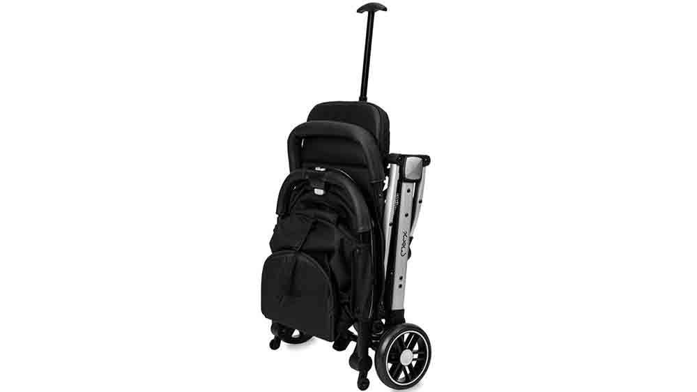 Sportovn&iacute; koč&aacute;rek MoMi ESTELLE Light Black & Silver ve složen&eacute;m stavu a s vytaženou rukojet&iacute; ve stylu kufř&iacute;ku_03