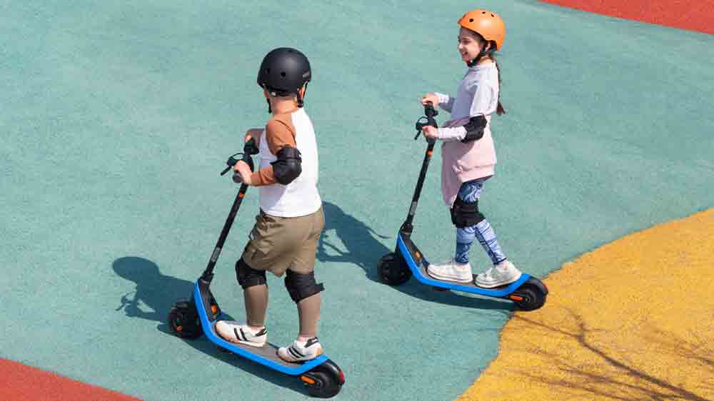 Deti na elektrick&yacute;ch kolobežk&aacute;ch Segway eKickScooter C2 Lite