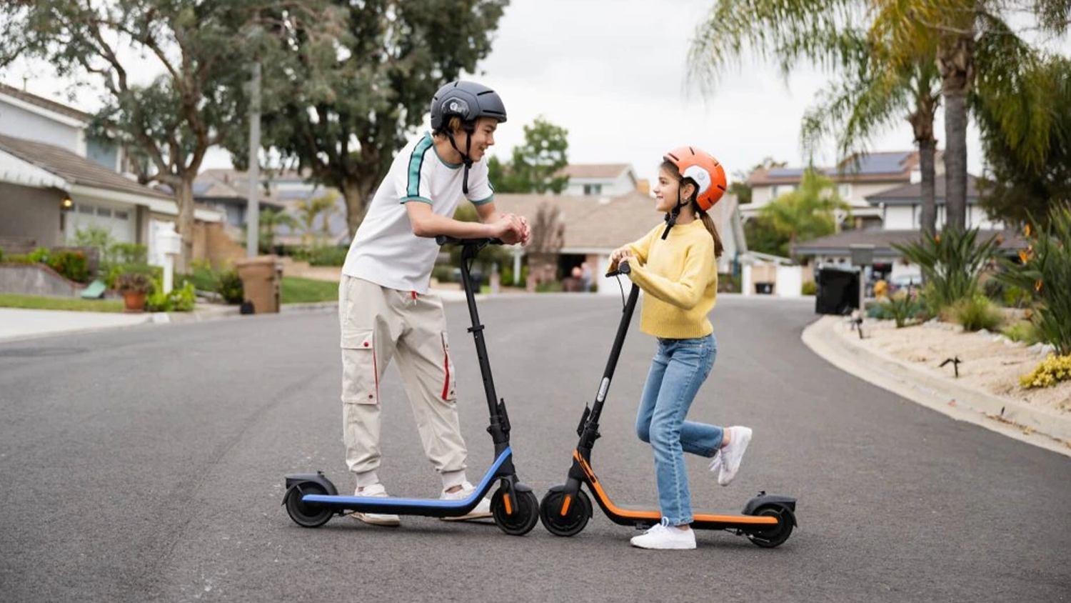 Děti na elektrokoloběžkách Segway Ninebot eKickScooter C2 Pro