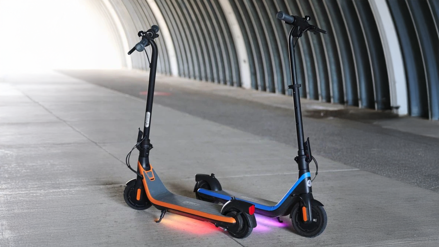 Dvě dětské elektrokoloběžky Segway Ninebot eKickScooter C2 Pro s ambientním podsvícením