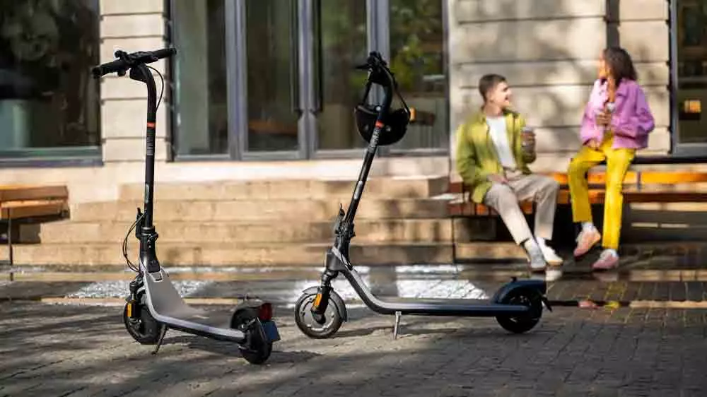 Žena, muž a elektrick&eacute; kolobežky Segway eKickScooter E2 E II_
