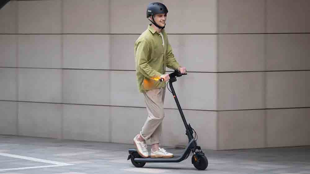 Muž jede na elektrické koloběžce Segway eKickScooter E2 E II_04