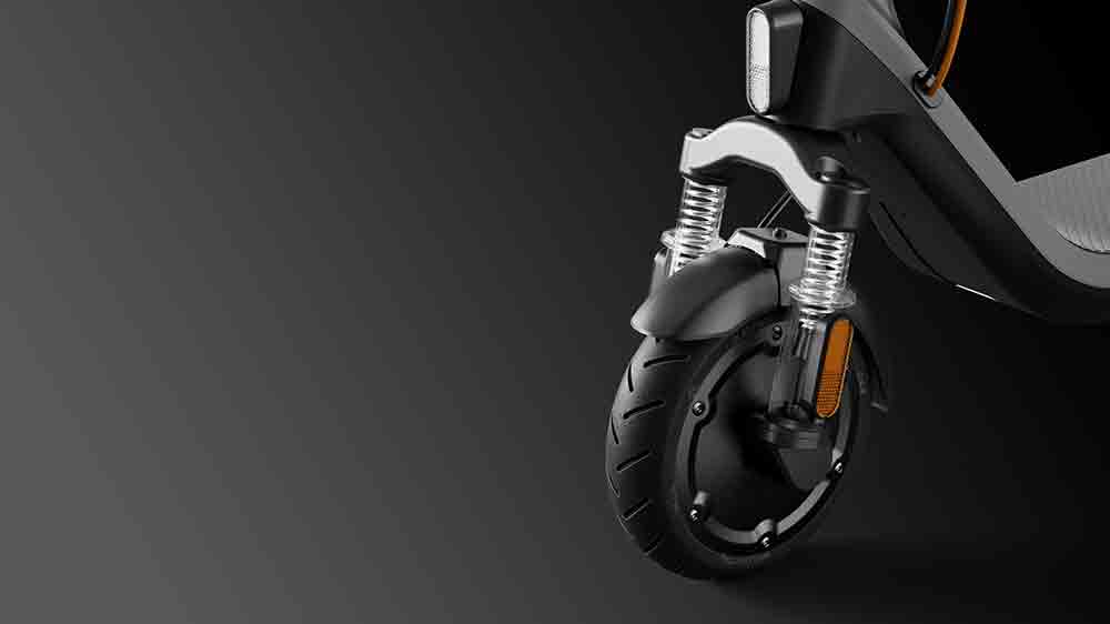 Detail předního kola elektrické koloběžky Segway eKickScooter E2 Plus E II_03