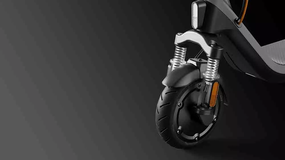 Detail predného kolesa elektrickej kolobežky Segway eKickScooter E2 Plus E II