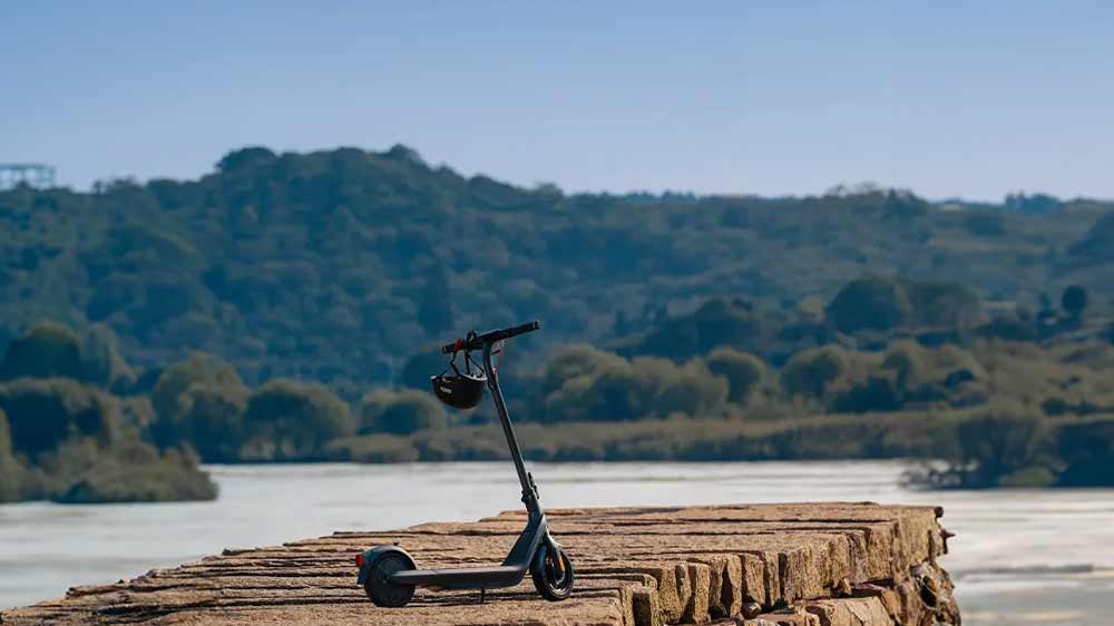 Elektrick&aacute; koloběžka Segway KickScooter Ninebot E2 Pro E v ter&eacute;nu_05