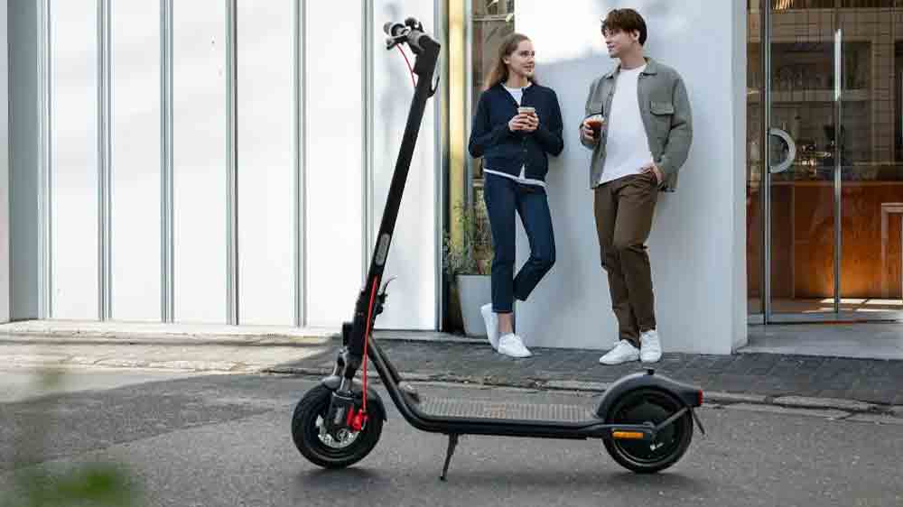 Muž a žena u elektrické koloběžky Segway eKickScooter F2 E II_02