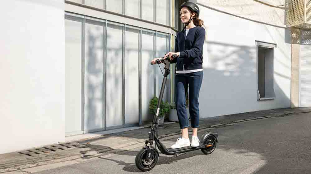 Žena na elektrické koloběžce Segway eKickScooter F2 E II_03