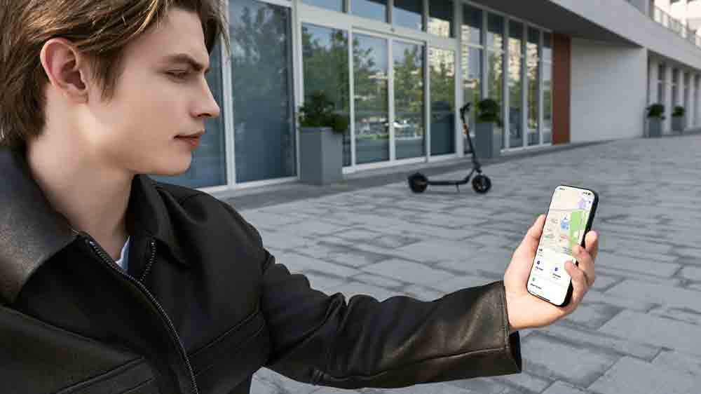 Muž s mobilem a v pozadí elektrická koloběžka Segway eKickScooter F2 E II_05