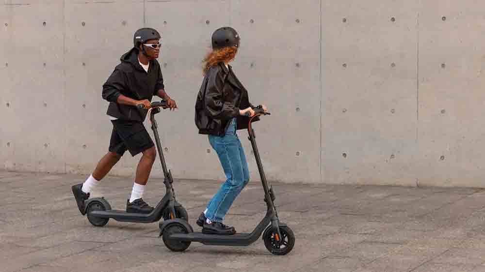 Muž a žena na elektrických koloběžkách Segway eKickScooter F2 Pro E II_02