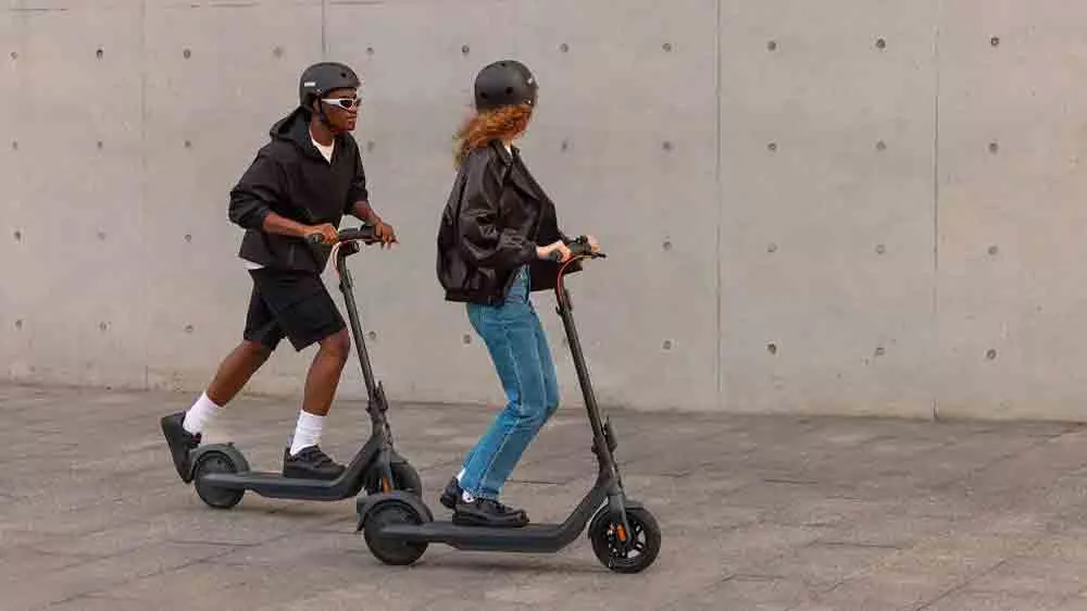 Muž a žena na elektrických kolobežkách Segway eKickScooter F2 Pro E II