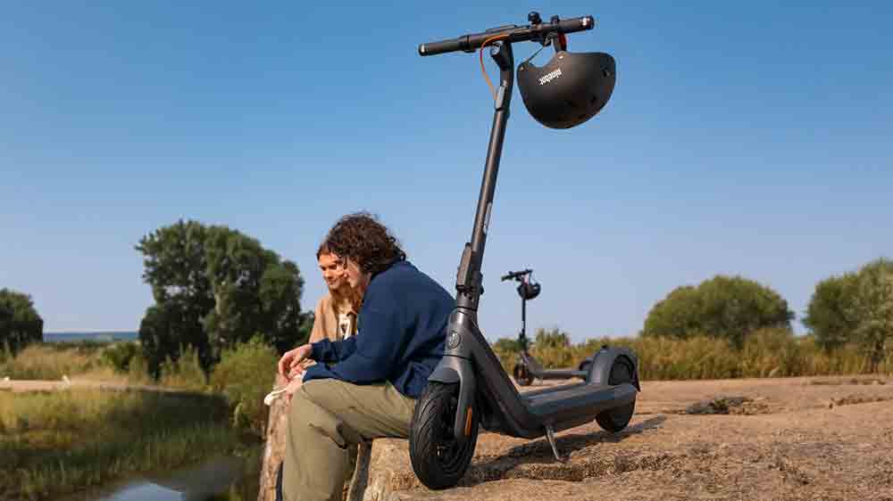 Elektrická koloběžka Segway eKickScooterF2 Pro E II s helmou a dva lidé_05