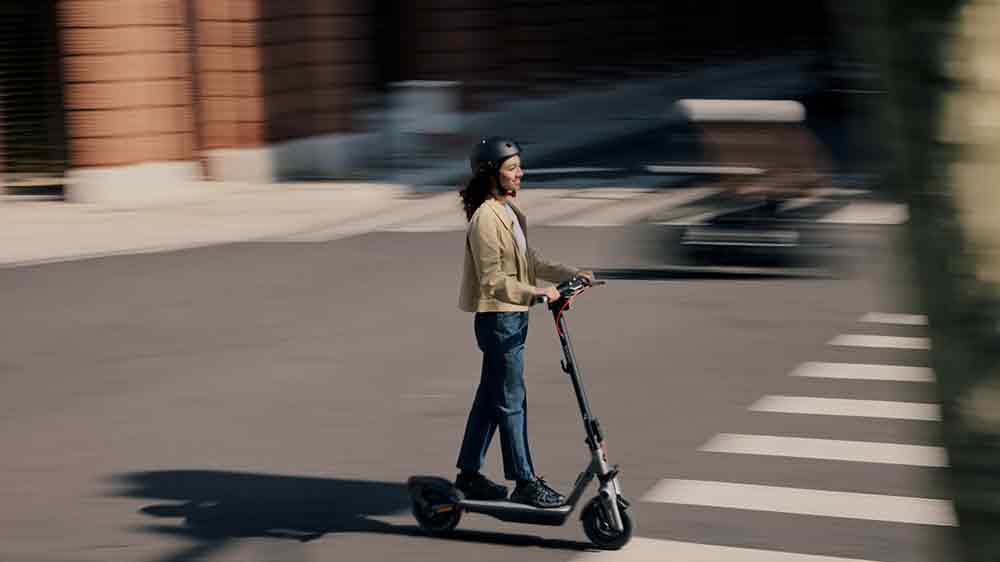 Žena jede na elektrokoloběžce Segway Ninebot F3 E_02