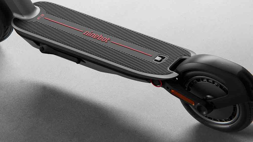Elektrokoloběžka Segway Ninebot F3 E má široký nášlap_03