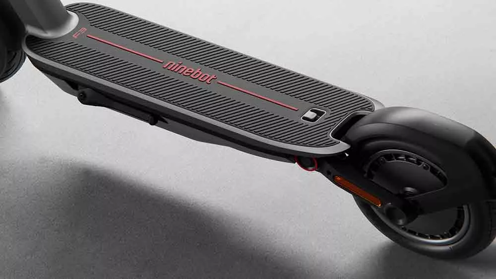 Elektrokoloběžka Segway Ninebot F3 E m&aacute; &scaron;irok&yacute; n&aacute;&scaron;lap_03