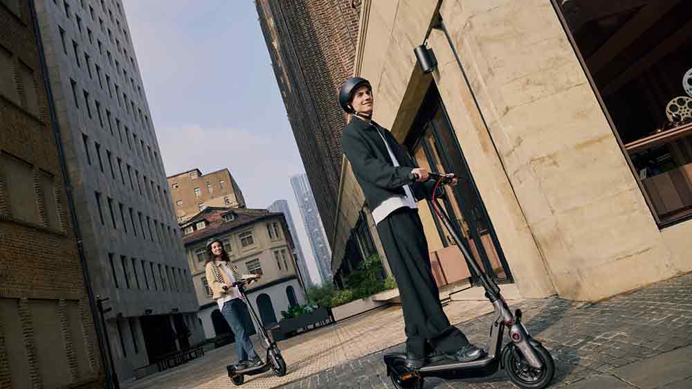 Muž a žena jednou na elektrokoloběžkách Segway Ninebot F3 E_04