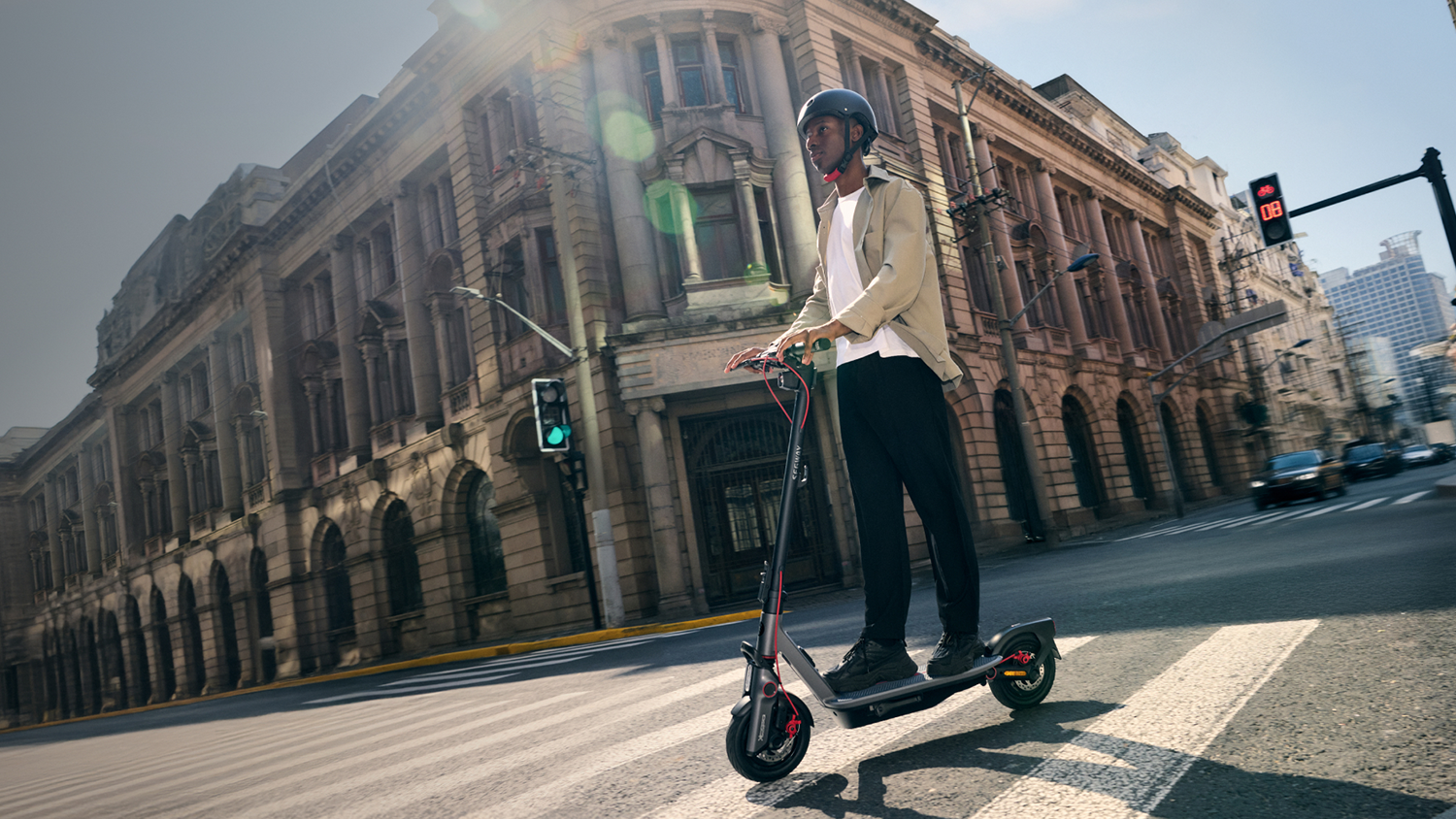 Muž na elektrokoloběžce Segway Ninebot F3 Pro E eKickScooter