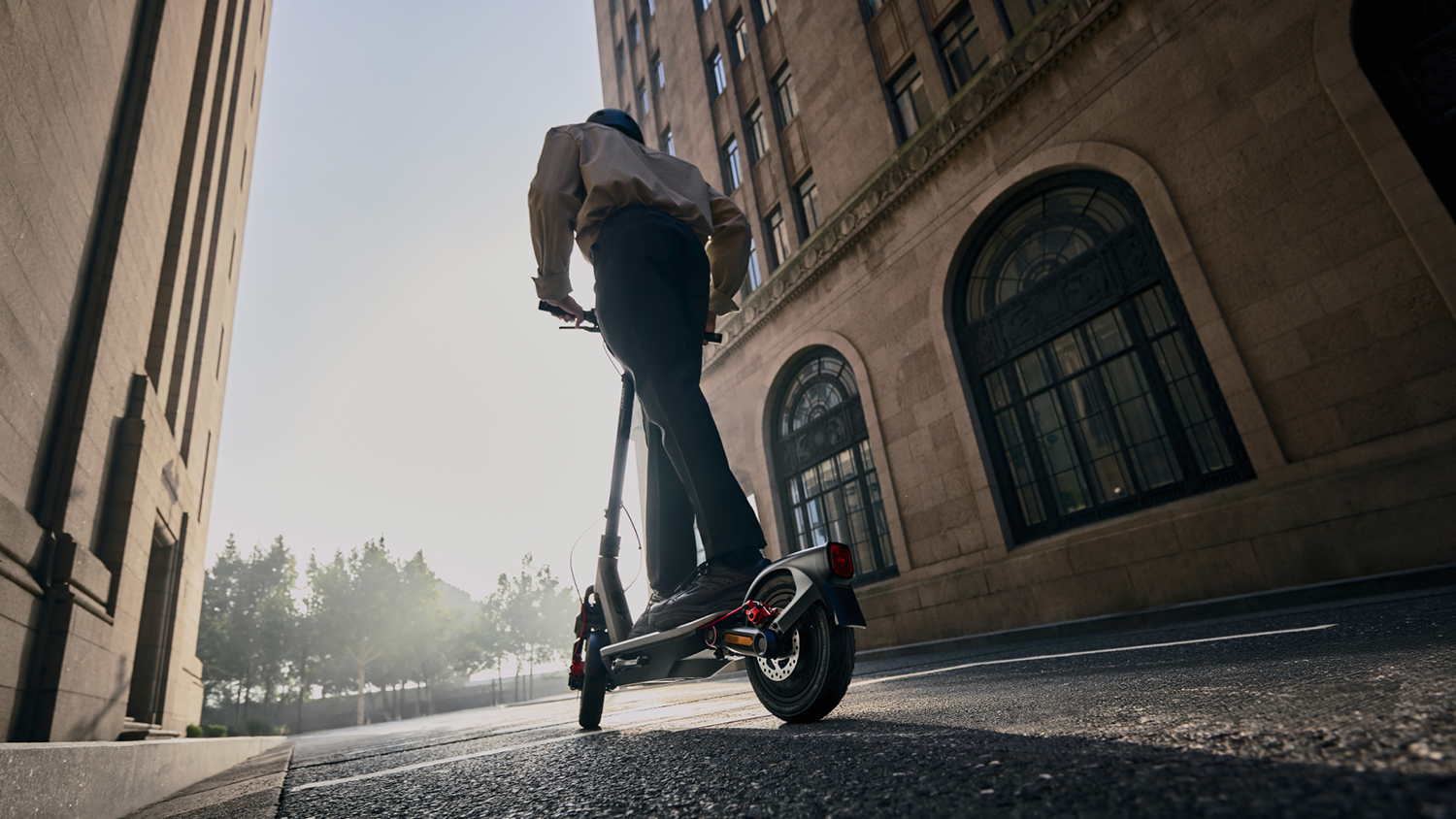 Jezdec na elektrokoloběžce Segway Ninebot F3 Pro E eKickScooter