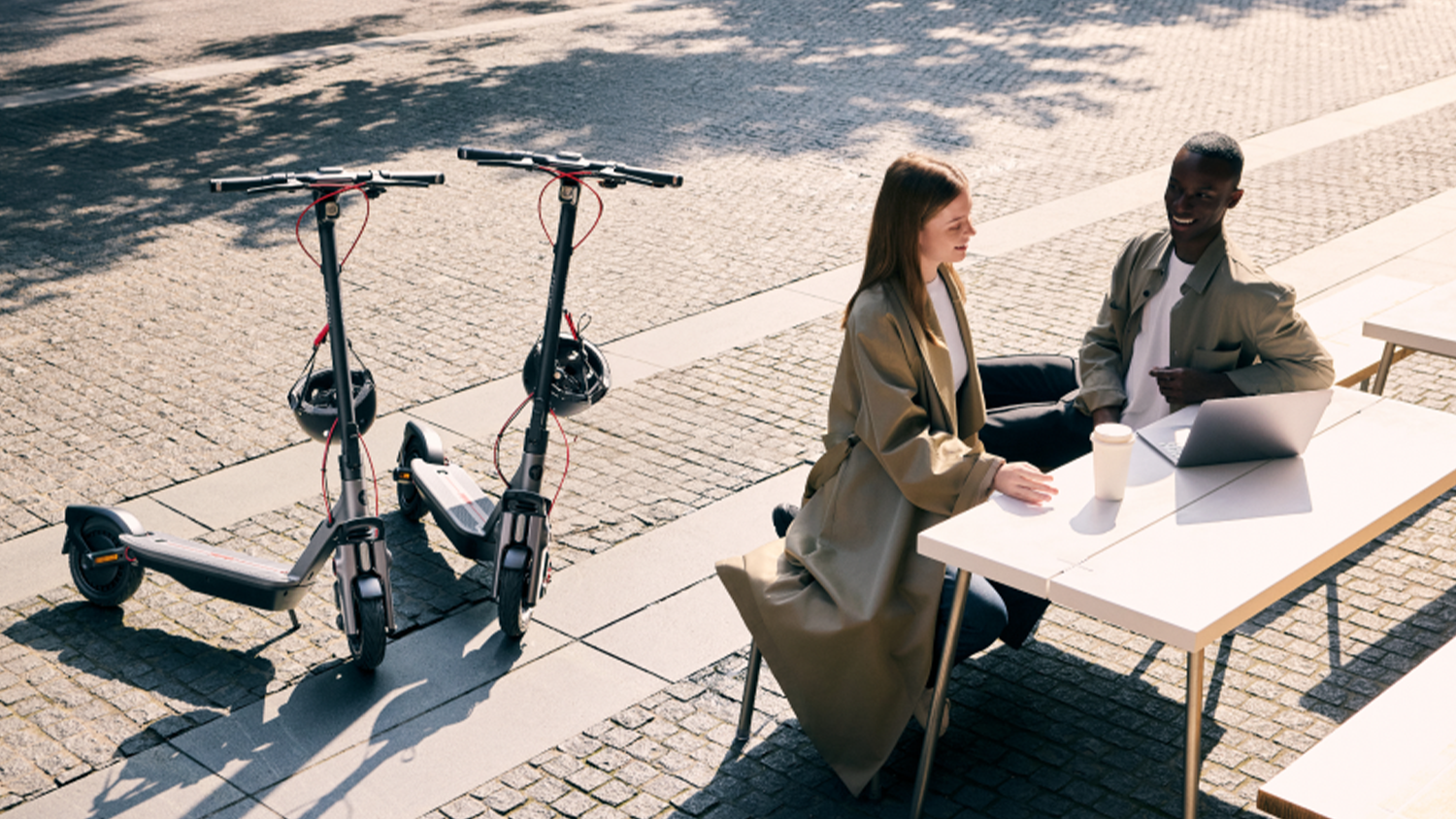 Žena a muž u elektrokoloběžek Segway Ninebot F3 Pro E eKickScooter