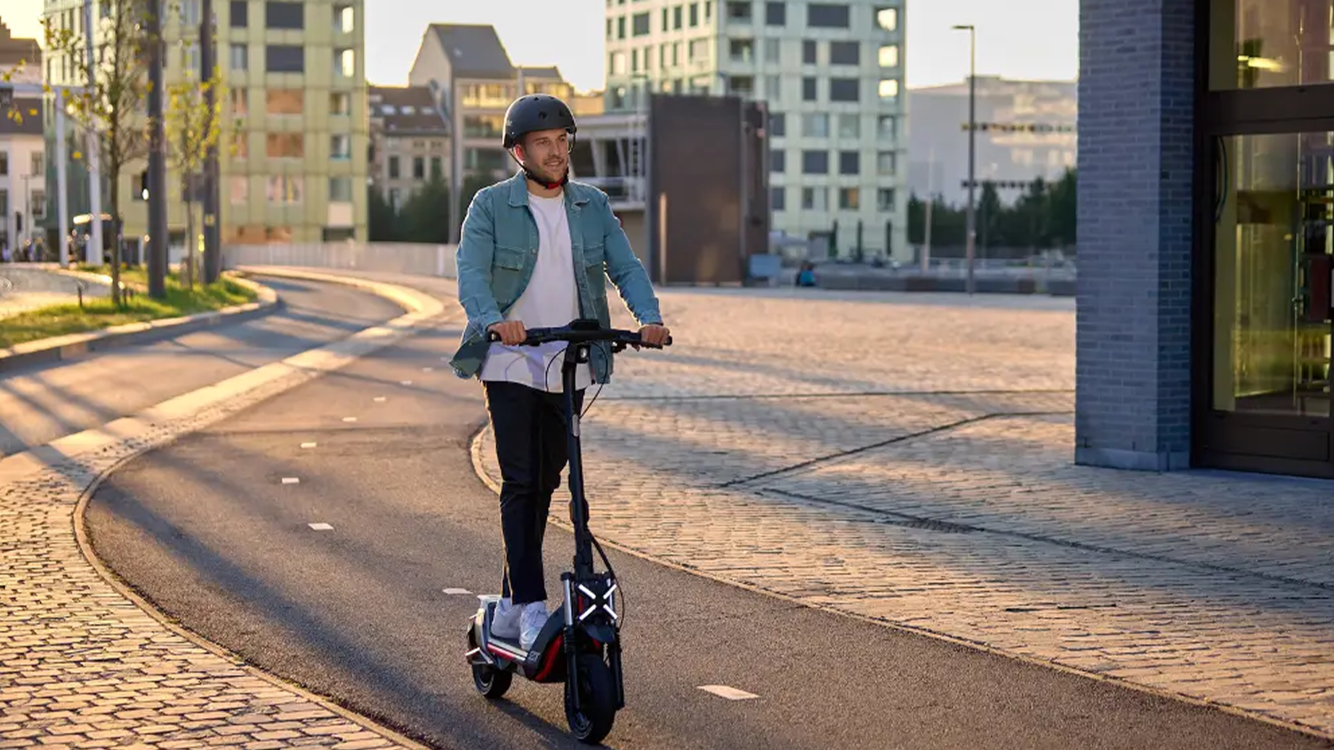 Muž jede na elektrokoloběžce Segway ZT3 Pro E eKickScooter
