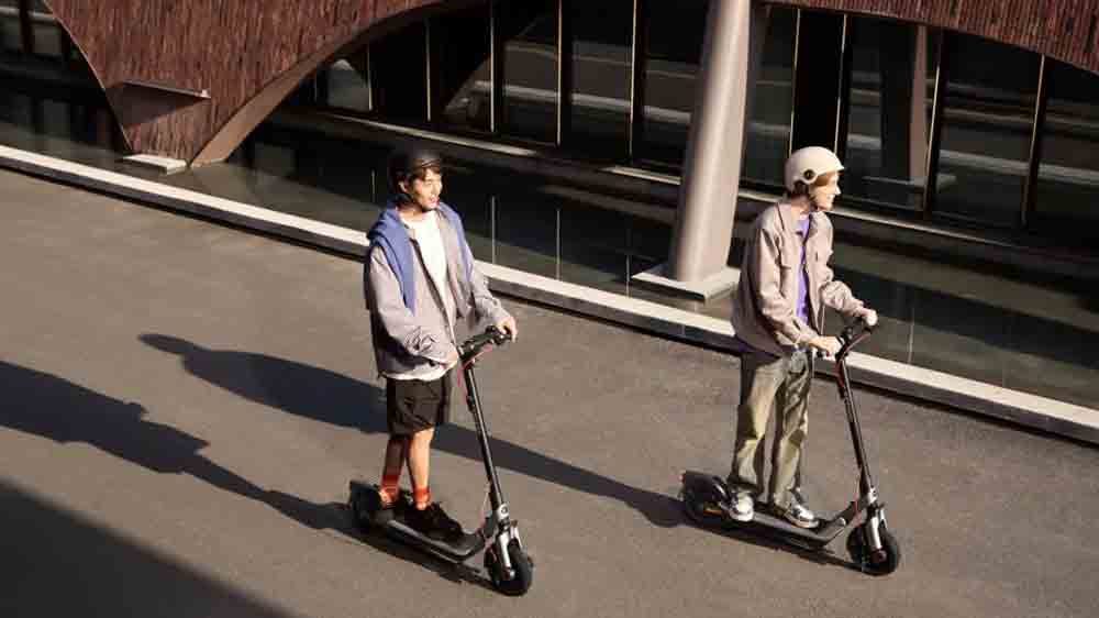 Muži jedou na koloběžce Segway eKickScooter Ninebot E3 E_04
