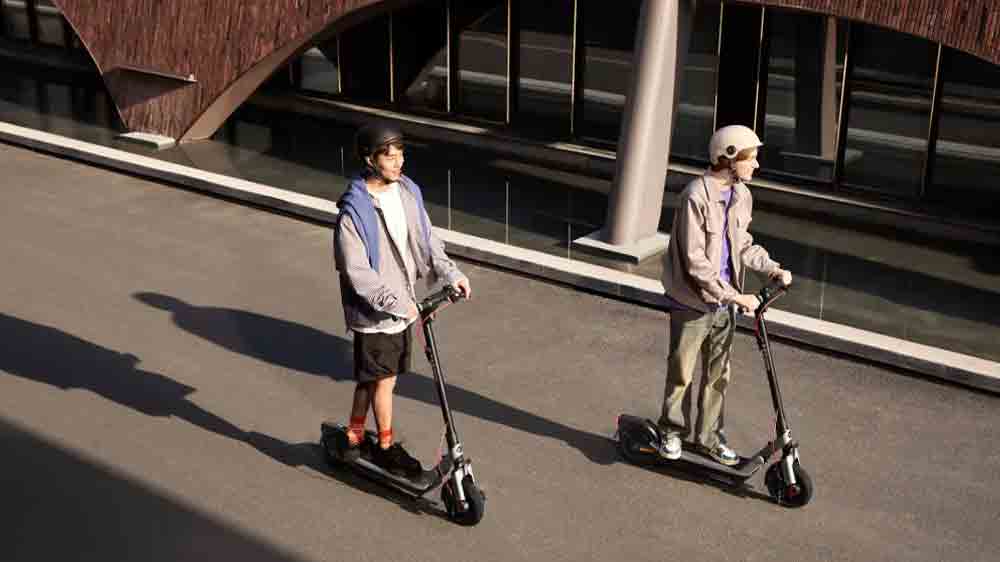 Muži jedou na koloběžce Segway eKickScooter Ninebot E3 Pro E_03