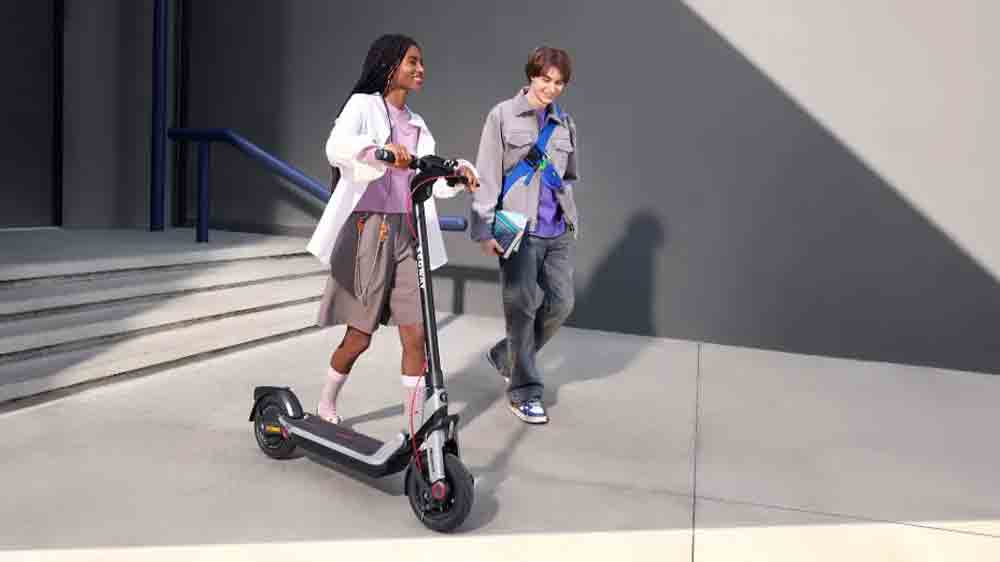 Žena s koloběžkou Segway eKickScooter Ninebot E3 Pro E_04