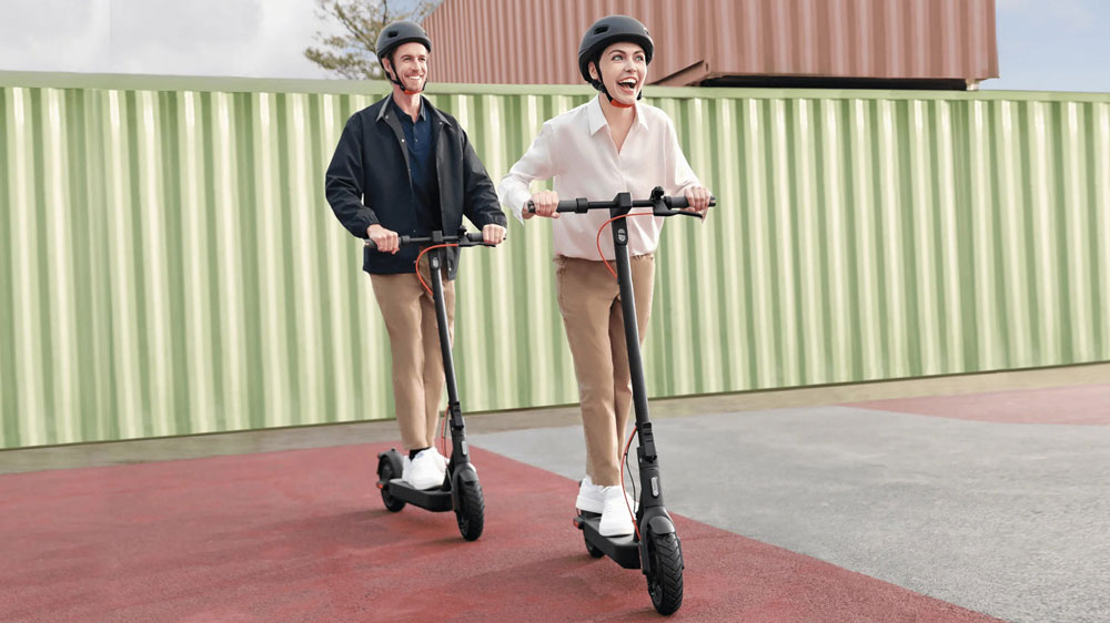 Muž a žena jedou na koloběžce Xiaomi Electric Scooter 4 Pro 2. generace EW_03