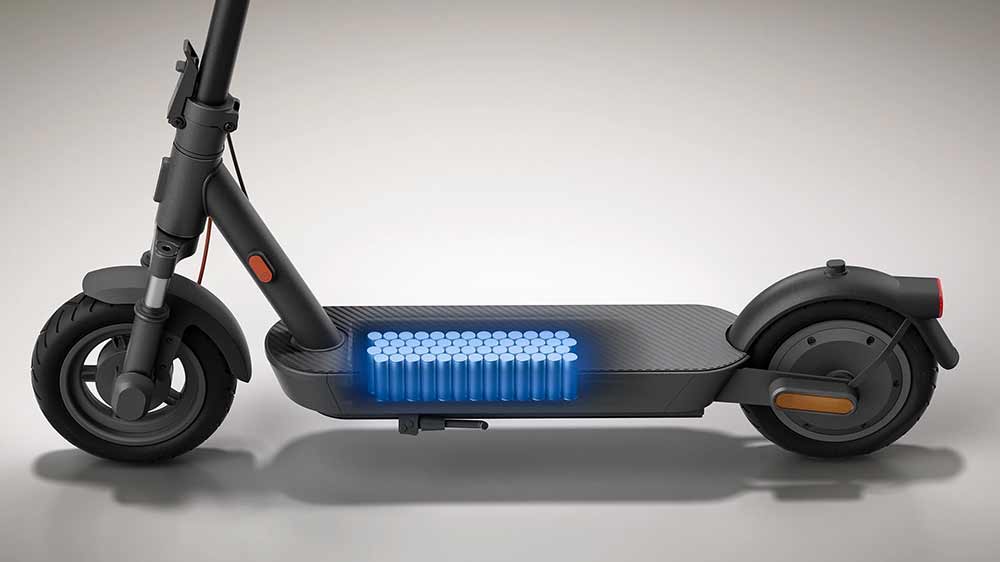 Elektrick&aacute; koloběžka Xiaomi Electric Scooter 5 EU se zn&aacute;zorněnou bateri&iacute; uvnitř_05