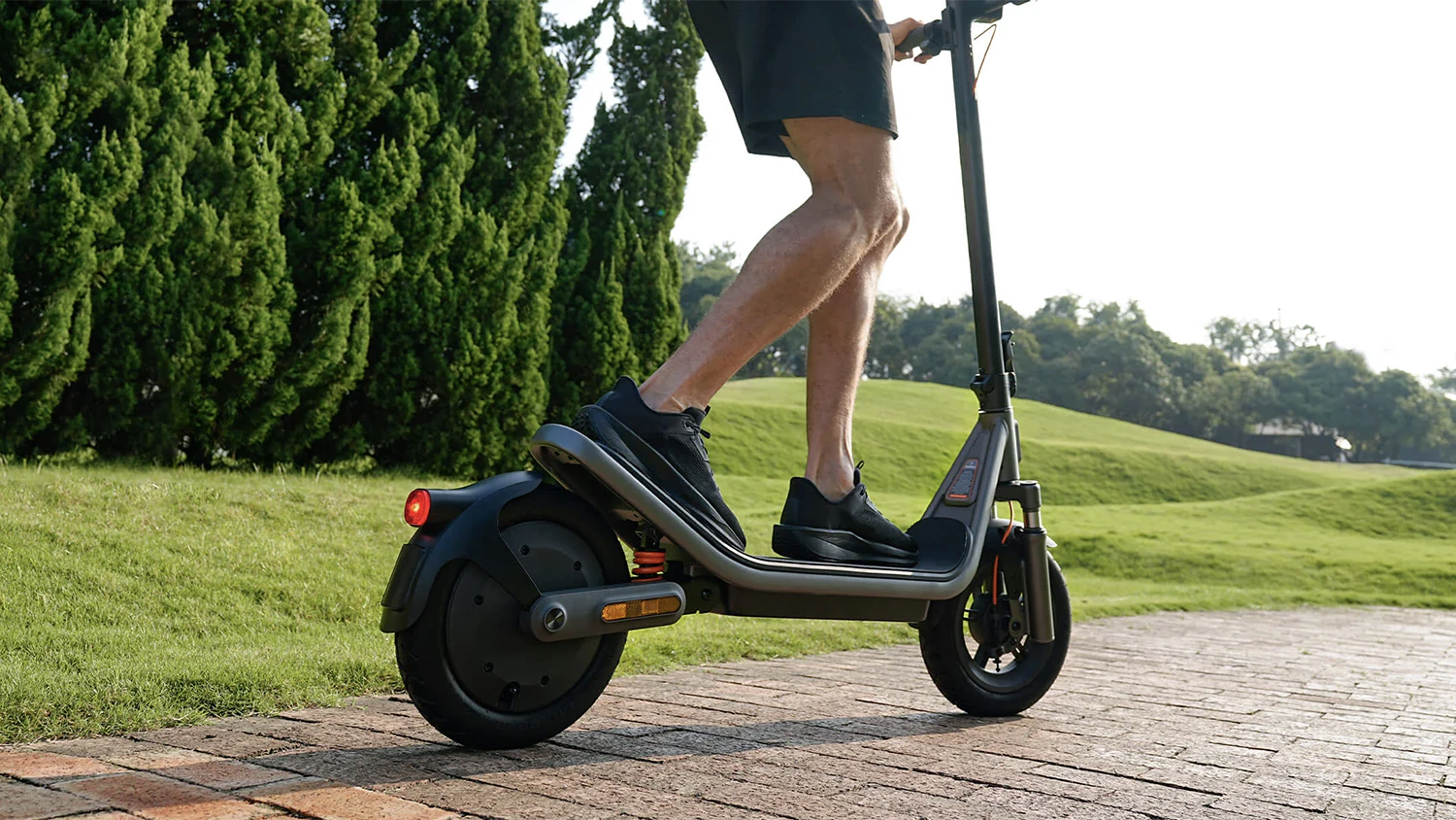 Muž na koloběžce Xiaomi Electric Scooter 6