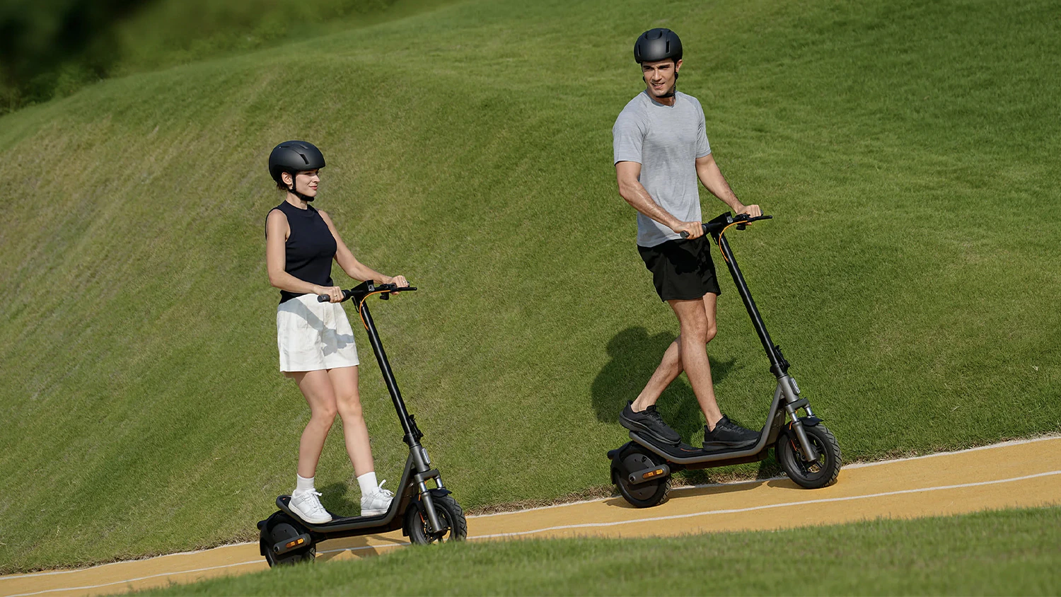 Pár jedoucí do kopce na koloběžkách Xiaomi Electric Scooter 6