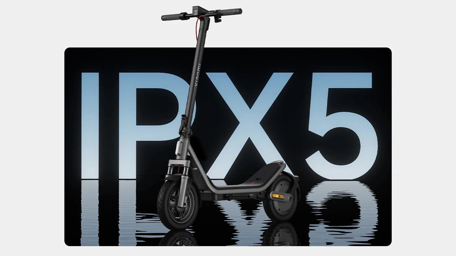 Elektrokoloběžka Xiaomi Electric Scooter 6 stojící na vodě
