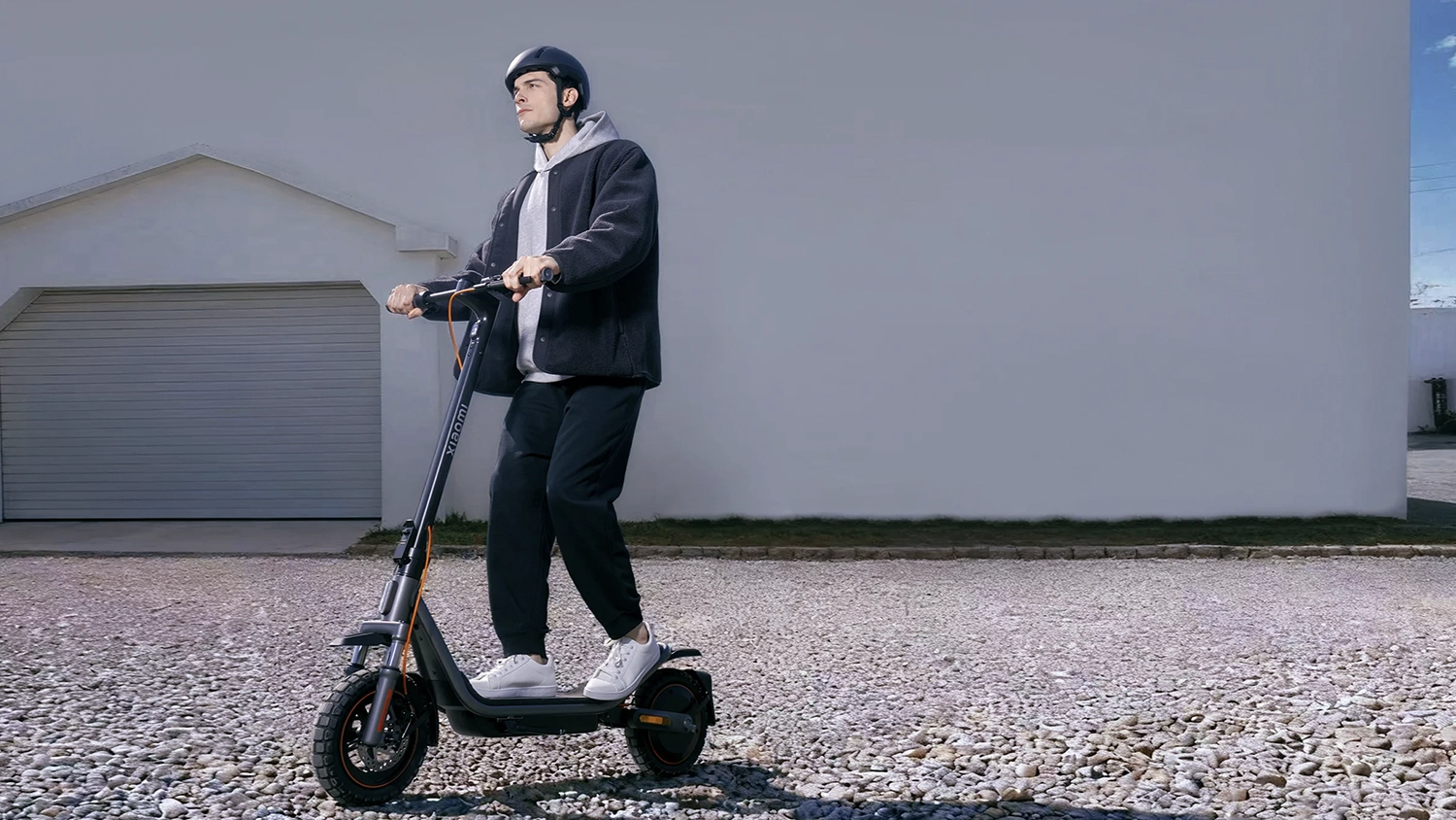 Muž na koloběžce Xiaomi Electric Scooter 6 Pro