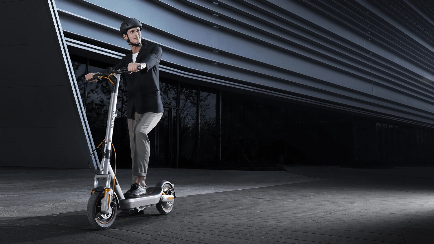 Muž na koloběžce Xiaomi Electric Scooter 6 Max