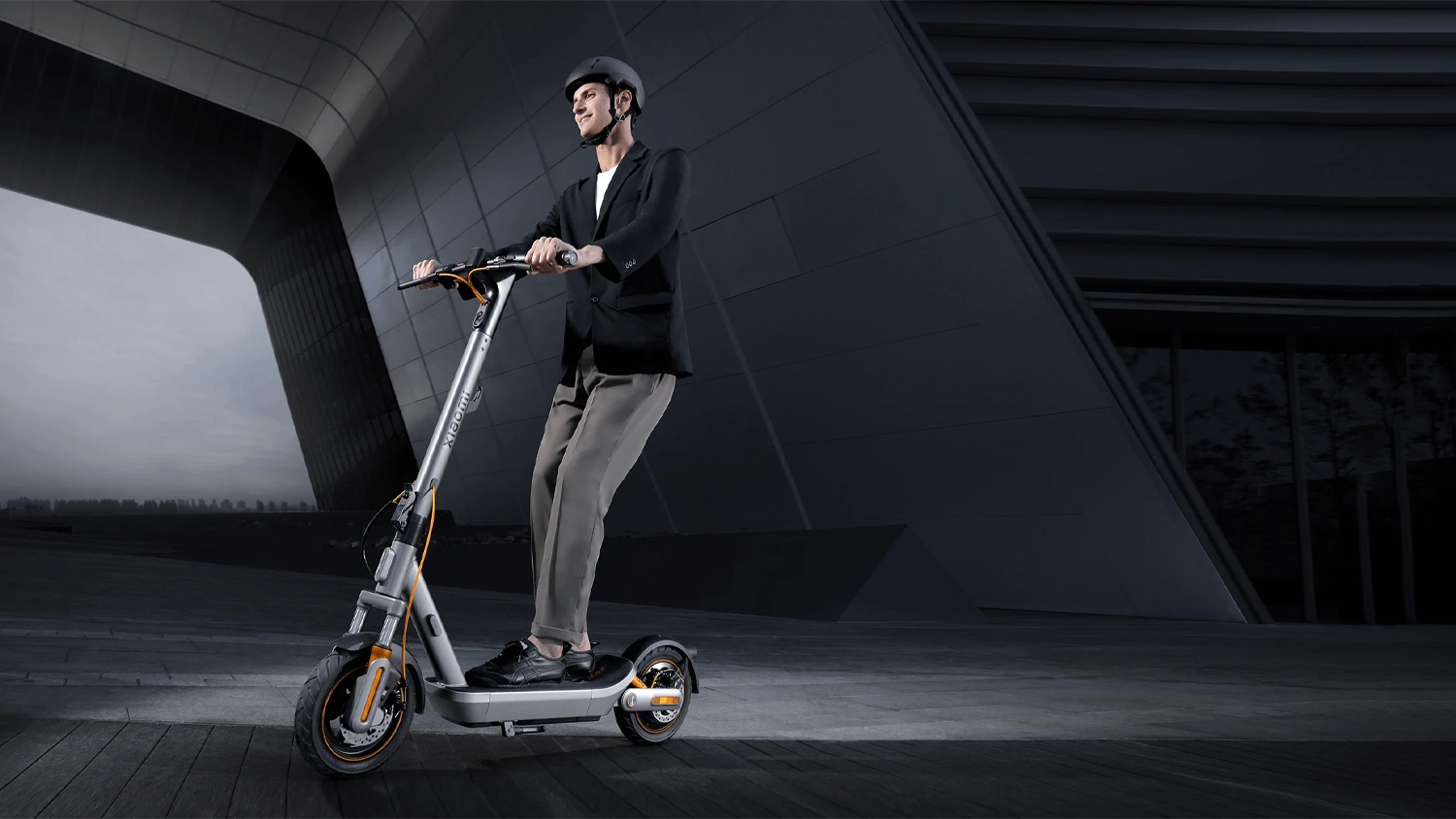 Muž jedoucí na koloběžce Xiaomi Electric Scooter 6 Max